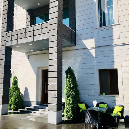 Grand Fortune Hotel Yerevan Bagian luar foto