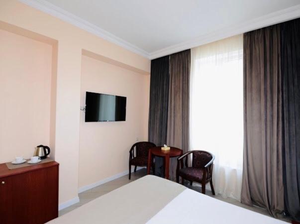 Grand Fortune Hotel Yerevan Bagian luar foto