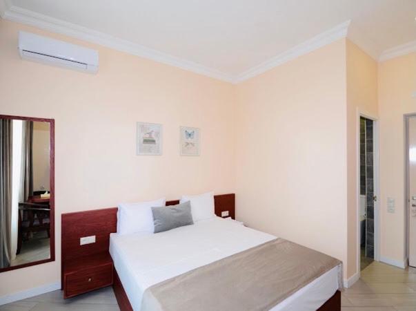 Grand Fortune Hotel Yerevan Bagian luar foto