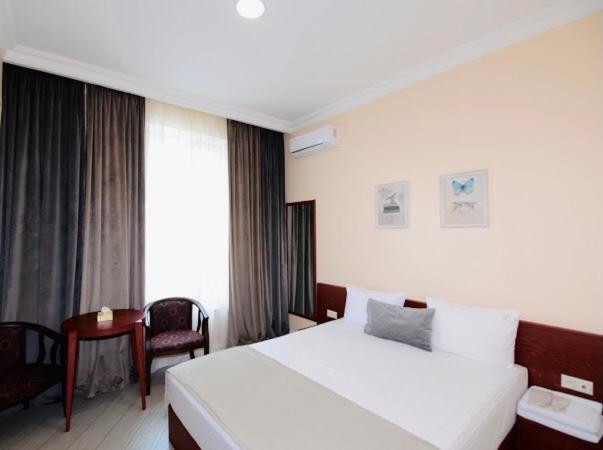 Grand Fortune Hotel Yerevan Bagian luar foto
