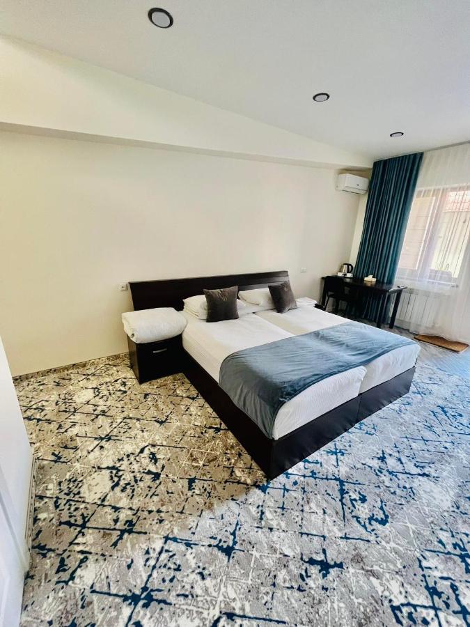 Grand Fortune Hotel Yerevan Bagian luar foto