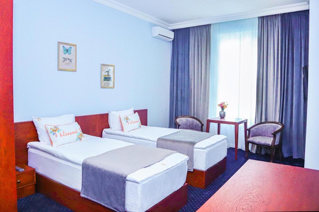 Grand Fortune Hotel Yerevan Bagian luar foto