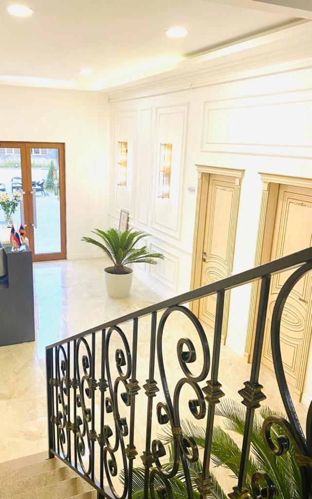 Grand Fortune Hotel Yerevan Bagian luar foto